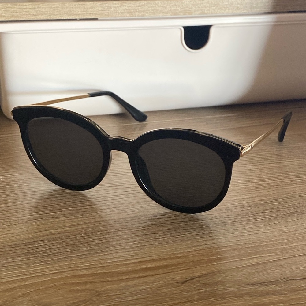 Black & gold sunnies